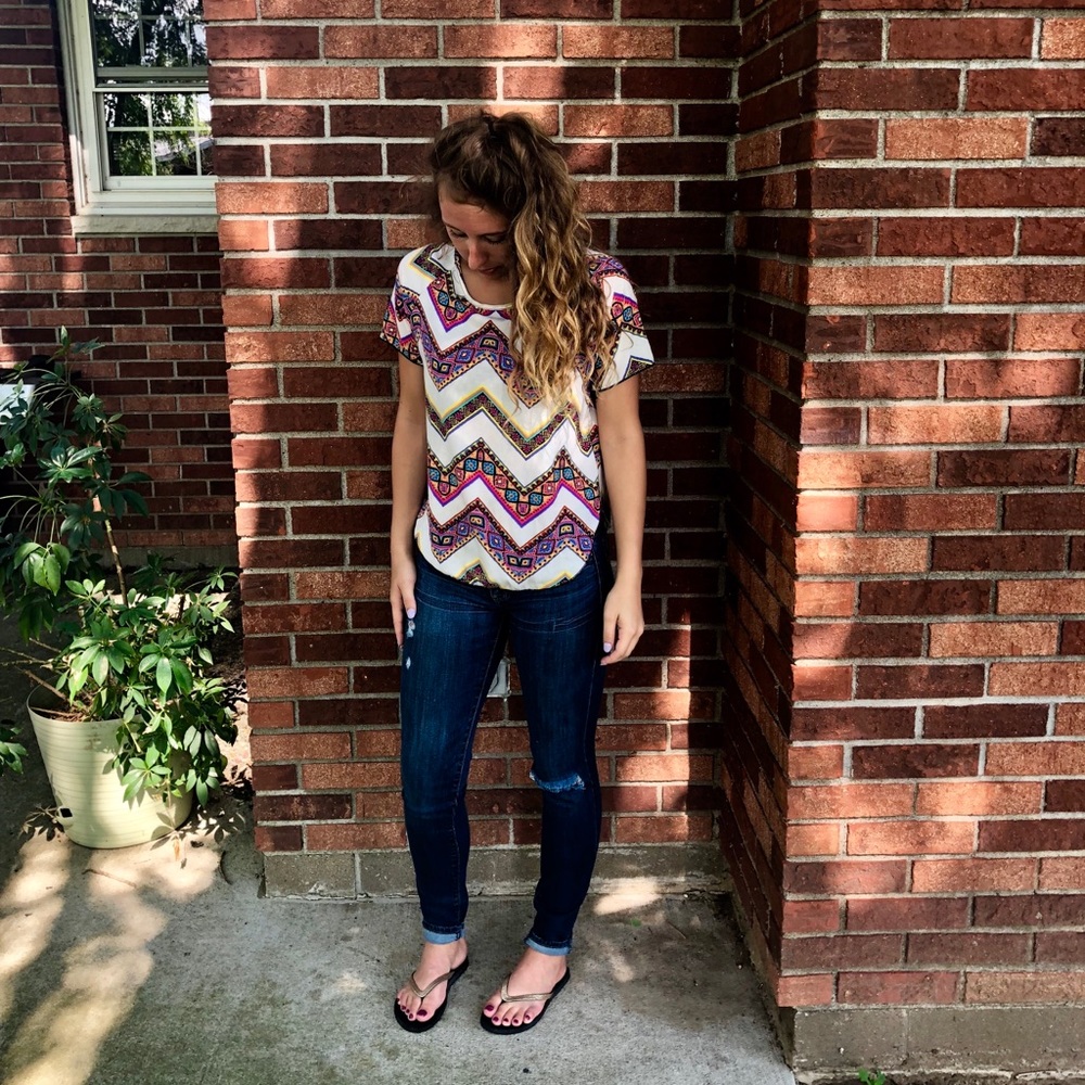 🖤 3/$15 Small Aztec Pattern and Colorful Shirt